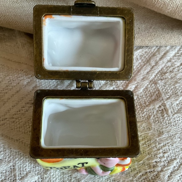 Classic POOH Porcelain Hinged Box Trick or Treat - Picture 5 of 10